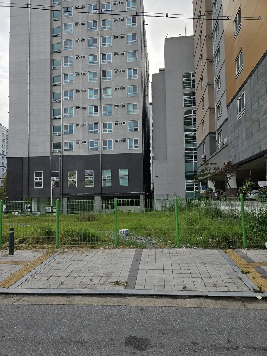 차량진입로배수보수 시공 전 — 배수 경사가 틀어진 진입로