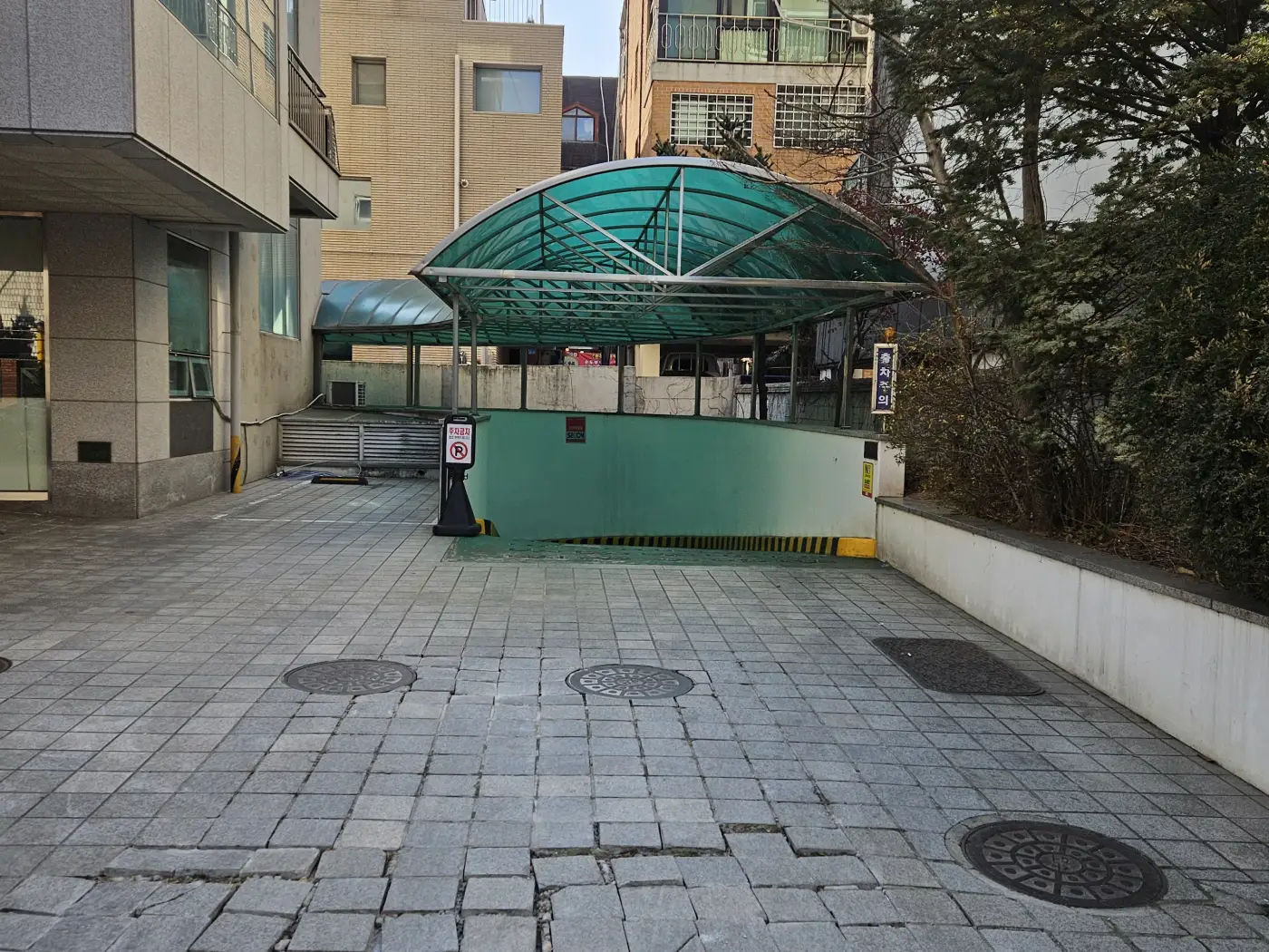 차량진입로부분보수 시공 전 — 지하주차장 진입로 파손 부위