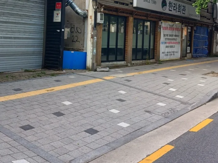 차량진입로포장복구 시공 전 — 노후 보도블럭 진입로