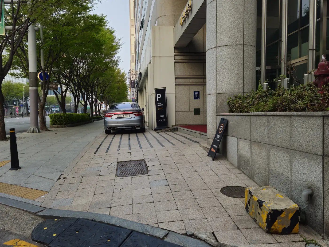 차량진입로포장보강 시공 전 — 갈라진 보도블럭 진입로